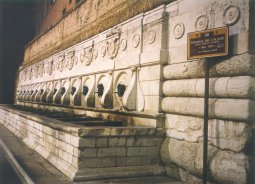 Fontana delle 13 cannelle